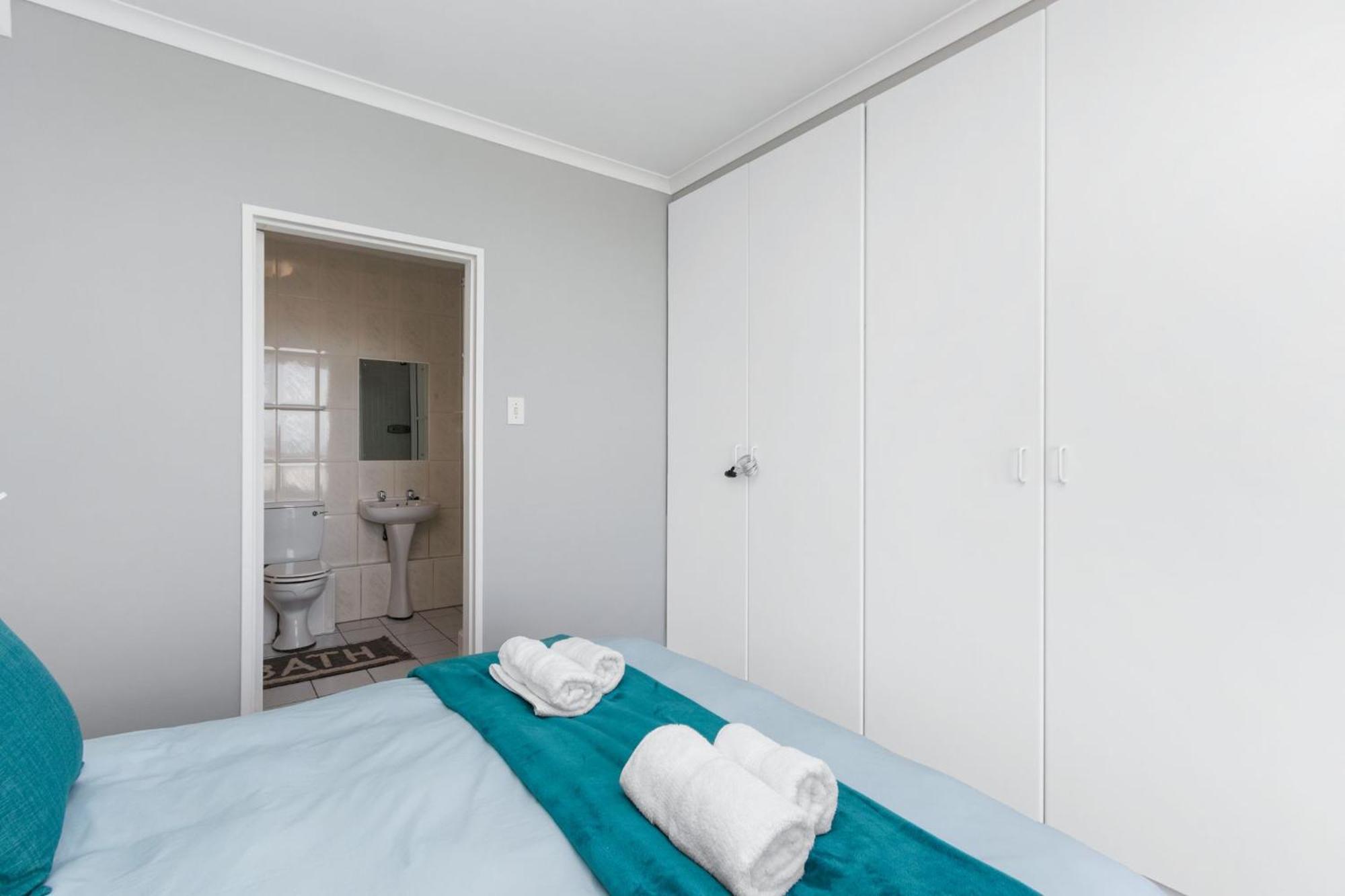 Odeon Towers 1102 By Host Agents *